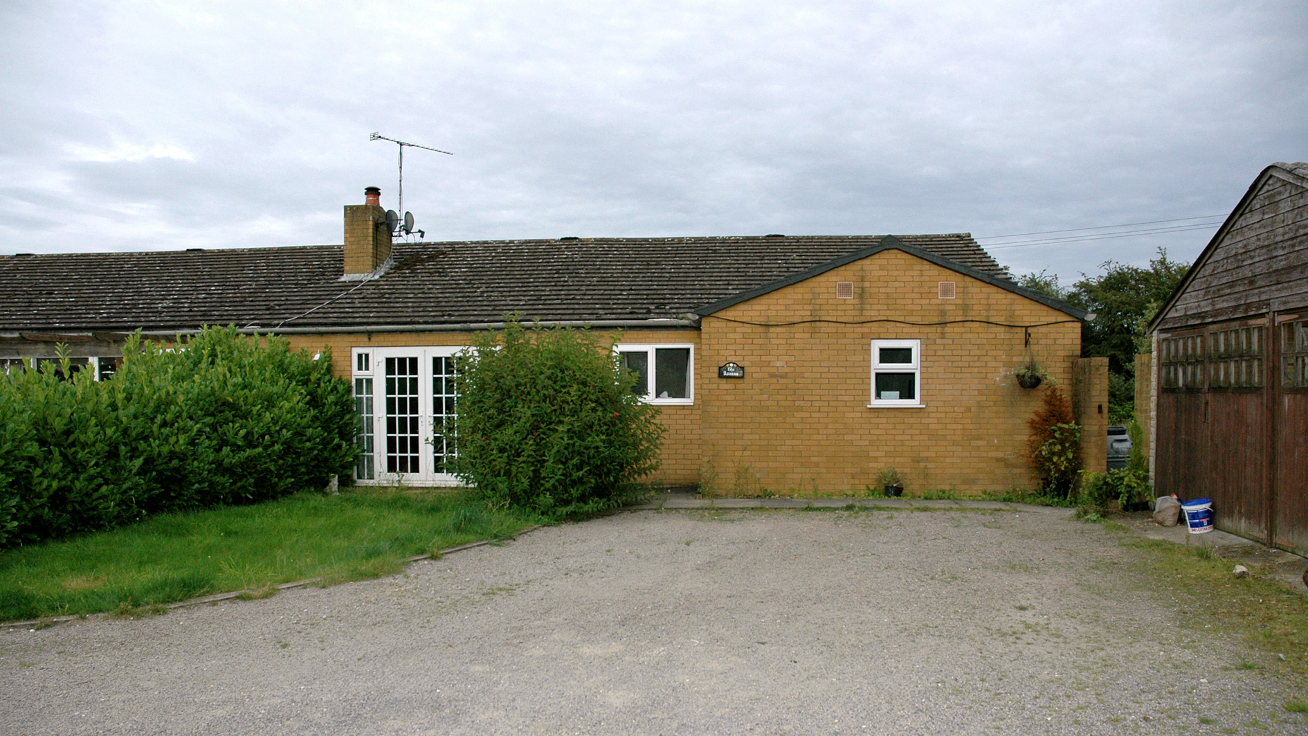 Bungalow & land for sale in Studham